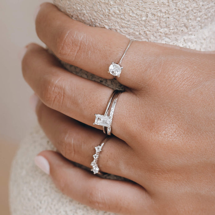 White topaz rings with prong setting in silver