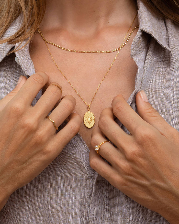 Gold pendant necklace