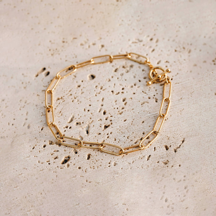 Paperclip chain bracelet in gold vermeil with toggle closure