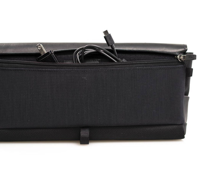 Back: Expandable mesh pocket for accessories