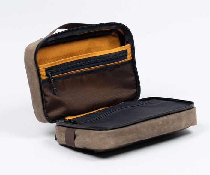 Highly organized interior with translucent Monolite mesh pockets
