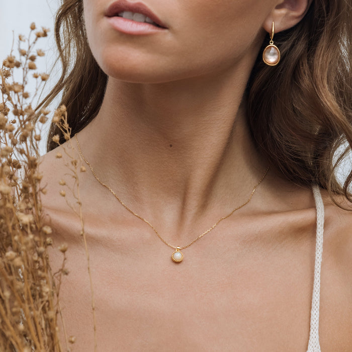 Pendant necklace in gold vermeil on model