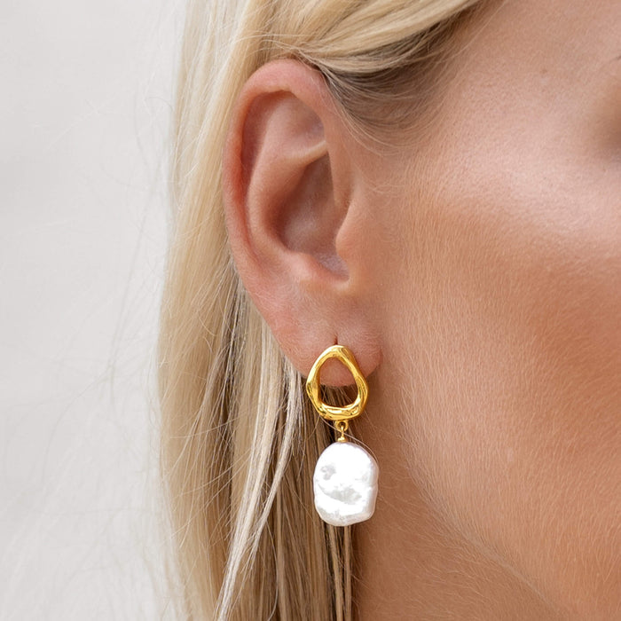 Pearl drop earrings with organic shape in gold vermeil