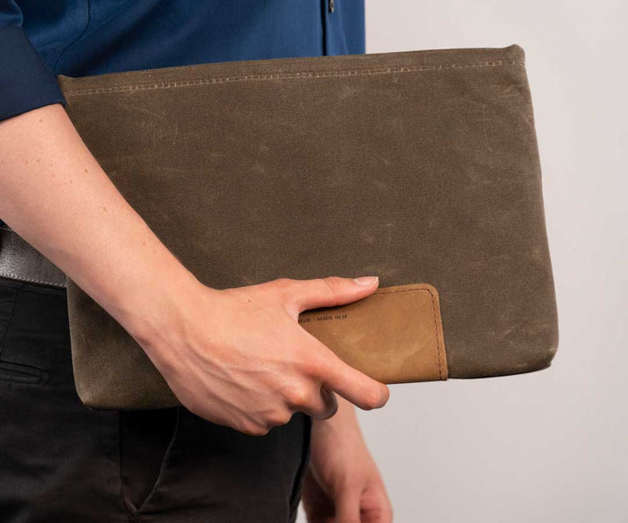Full-grain leather grip