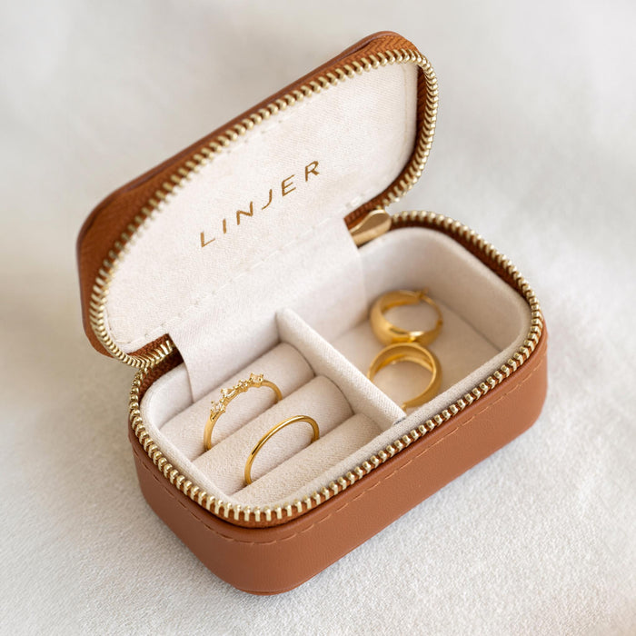 Mini travel jewelry case in brown leather and beige velvet lining