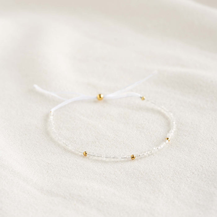 Adjustable bracelet with white and gold beads