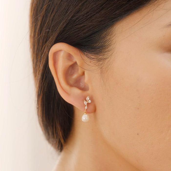 mel-9-ariana-pearl-drop-earrings-gold-vermeil-cz-06.mp4