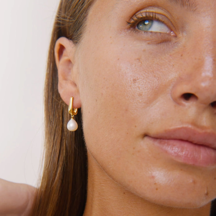 mel-12-maeve-pearl-drop-hoop-earrings-14k-yg-62-Compressed.mp4