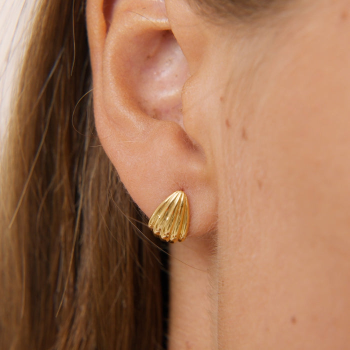 mel-12-tulisa-scalloped-huggie-earrings-14k-yg-55.mp4