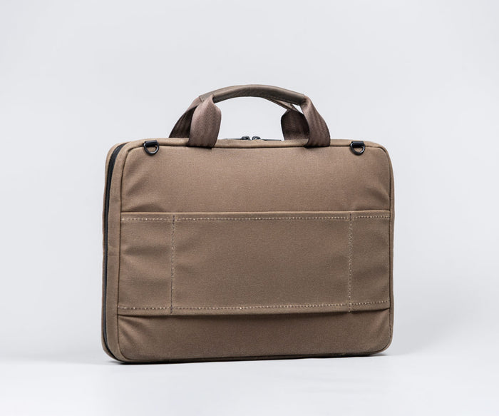 Back: Suitcase handle slot