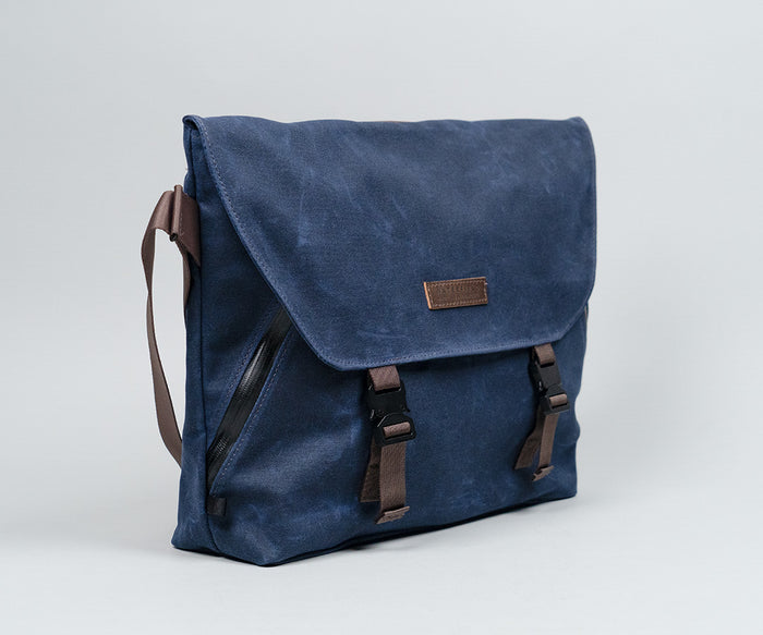 Vitesse Messenger in durable waxed canvas